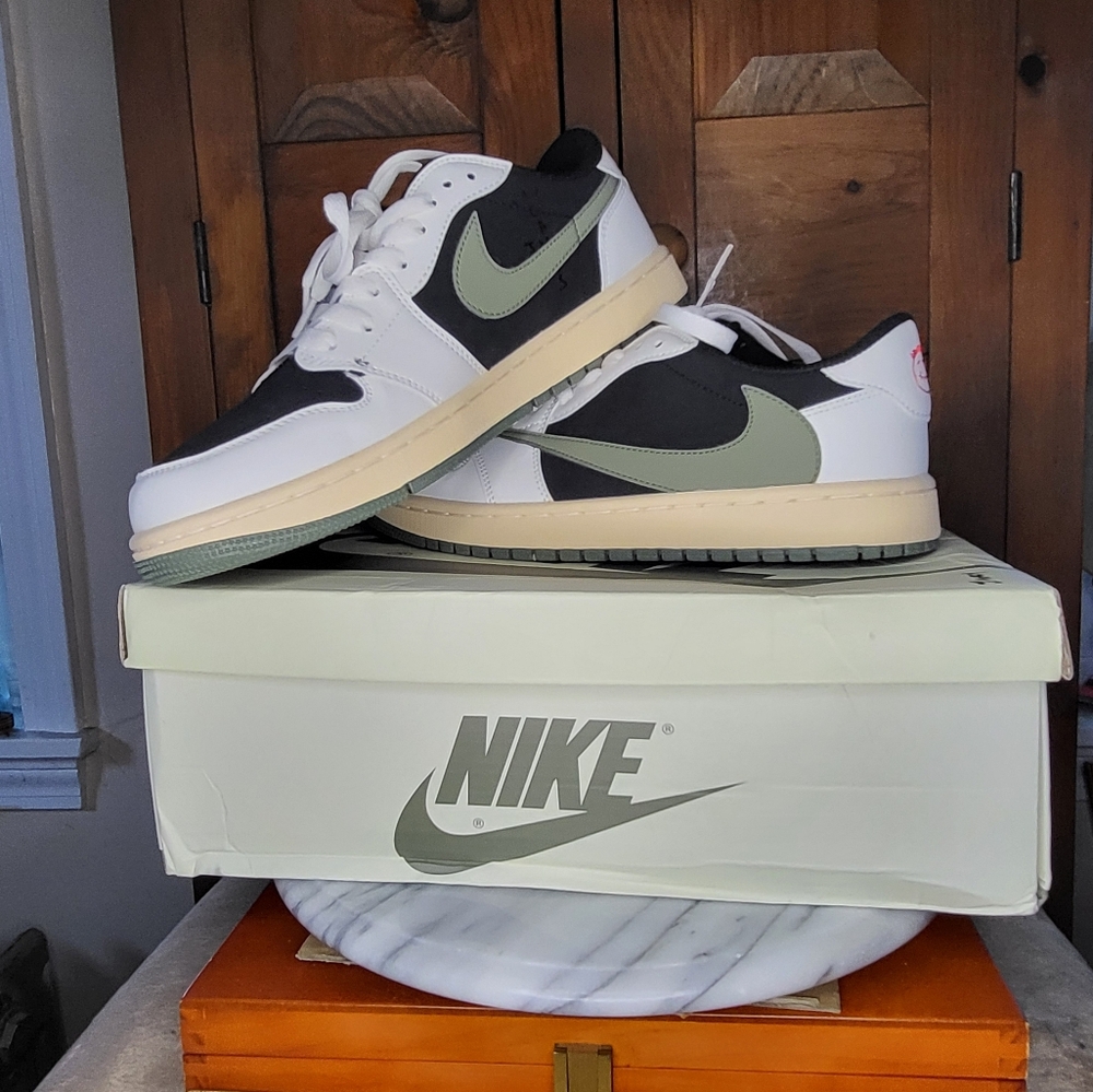 Nike Men's Black, White, and Green Sneakers